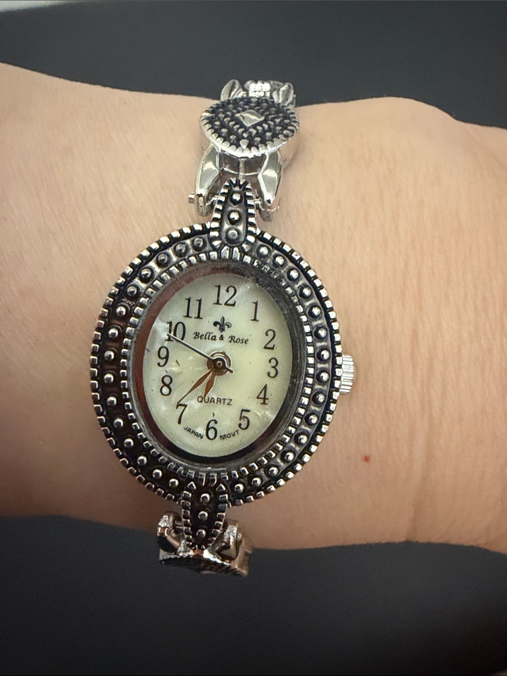 Silver-Tone Oval Vintage Bracelet Watch - Quartz